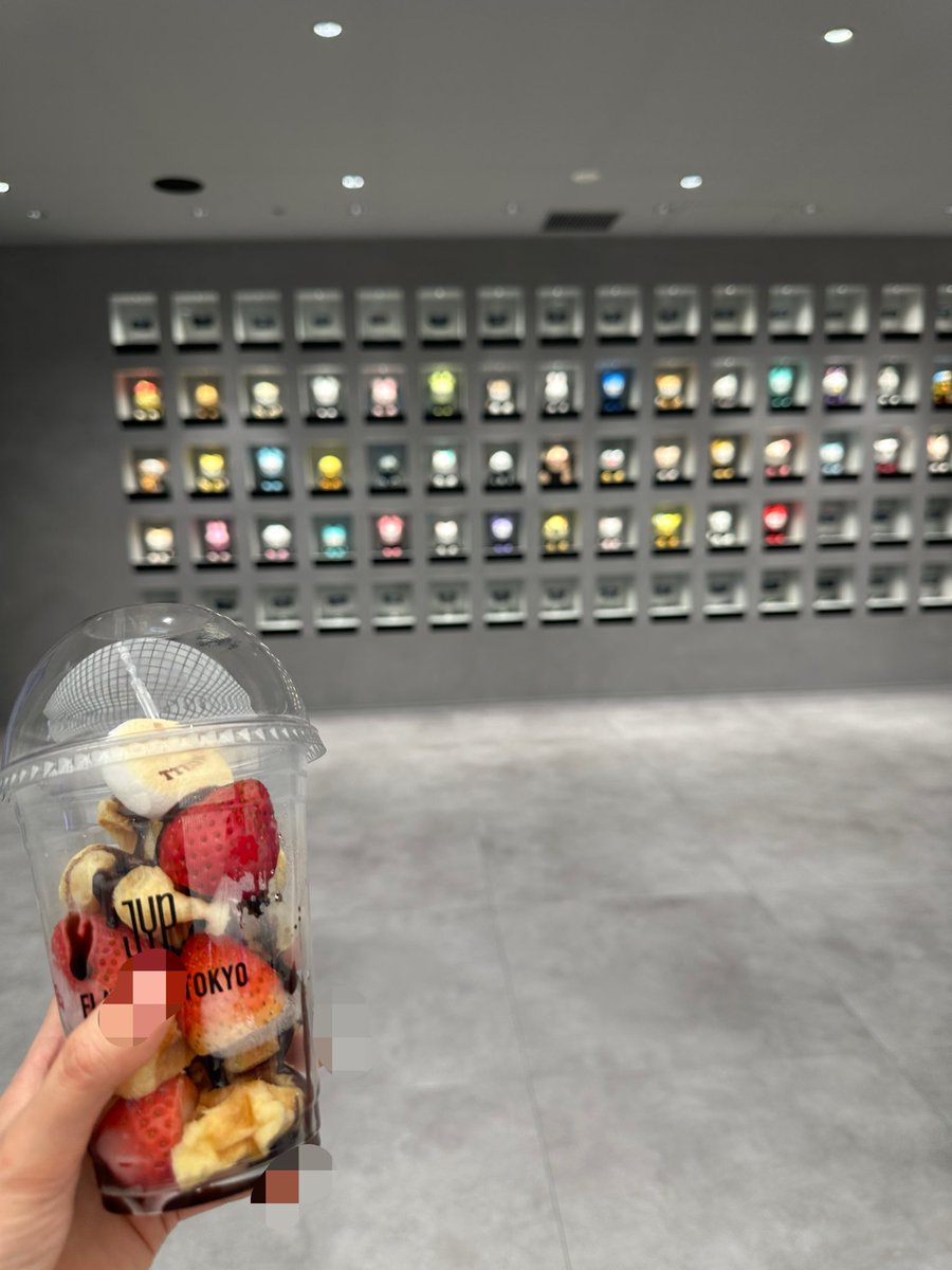 _eMueMu_L's tweet photo. 12日にJYPフラッグシップ行ってきました😌

レジが慣れていない方もいらっしゃるので餅ゴリさんステッカーもらいたい人はわかりやすいタイミングで伝えないと忘れられます。私はフォローしたの見せたけど普通に忘れられて貰えなかったです😩

フードがめっちゃ大当たりで美味しかったし、蓋がついていて溢れないから持ち帰れるしでありがたかった◎

バッグチャームとかグッズ全般粗雑です。
自分の経験と聞いた話から、バッグチャームはお顔がキズだらけとか印刷が剥げているのがあったりするから近場で開封がおすすめだし、推しと交換する時は受け取るものに傷がないか絶対に確認して欲しい😌
あとは未開封で代行頼んでいる人は、確か当日じゃないと交換できなかった気がするので要注意😅

#JYP_FLAGSHIP #JYP_FLAGSHIP_TOKYO 
#JYPフラッグシップ