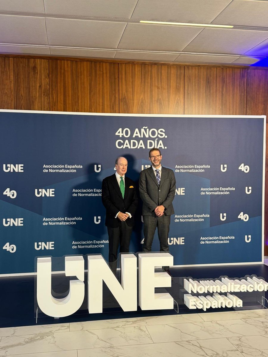 IndustriaGob's tweet photo. @NormasUNE @minturgob @jgbrustenga @eoi @enisa El secretario de Estado de Industria @jgbrustenga ha participado en el acto de celebración del 40 aniversario de @NormasUNE

Se han entregado varios premios, entre ellos al subdirector general de Calidad y Seguridad Industria del @minturgob, José Manuel Prieto. https://t.co/nQFh4GfbLn