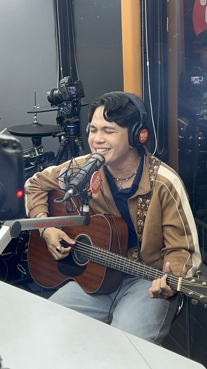 DNAMusicPh's tweet photo. From Bicol to the Wish Bus-14 hours on the road, all for this unforgettable moment! 🤩

Ched Valencia made his first Wish Bus performance extra special with “Lihim” and a preview of his upcoming single out on Oct 23.

🌻 Stream “Lihim” by Ched Valencia: https://t.co/dCNYyFhyda https://t.co/b5egLGUYrW