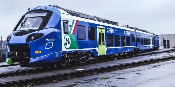 stefanoboni59's tweet photo. Il treno del futuro è già partito: l’idrogeno sfida il diesel e cambia le ferrovie in Italia
https://t.co/aehx8oTtqr https://t.co/poQj5xryBX
