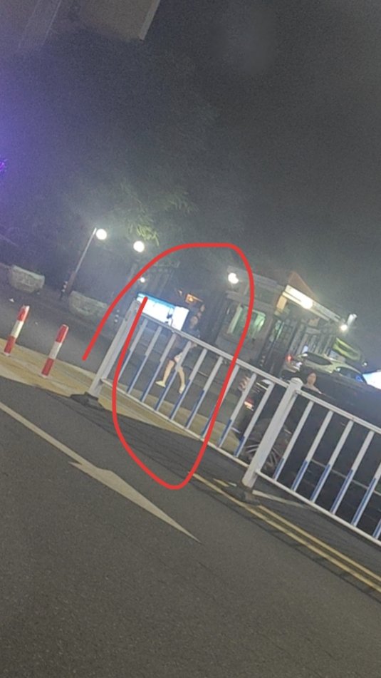 moosetsaitlq's tweet photo. 昨天晚上约了个妹子去看爆发夜顺便逛了会街，送她回小区路上软磨硬泡后答应了把袜子给我，下了车急急忙忙回家穿着双拖鞋就给我送过来了，拿到袜子回家直接开炫，一只放嘴里嚼另一只直接套老二上胶满。
#船袜 #棉袜 #原味棉袜 #打胶 #鞋袜 https://t.co/LchPRs5nD2