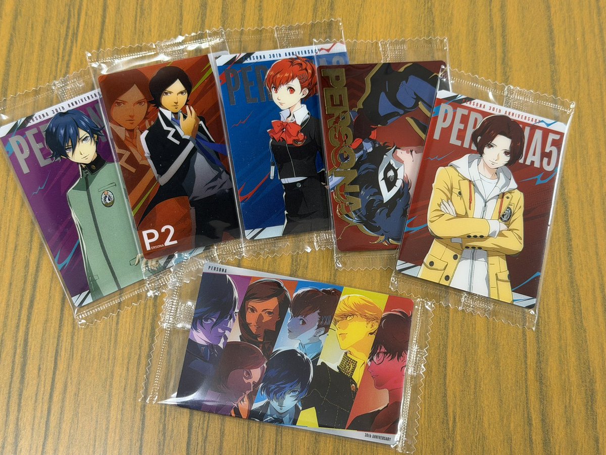 kaisan_4717's tweet photo. 今メガテンやってる最中にペルソナウエハースガチャしたよ。
私1から4までしかしてないので5は疎くて、スマホ版にはつい「君、誰？」と声出てしまったけど最後の集合絵で満足です。 https://t.co/Cll0uwQNMM