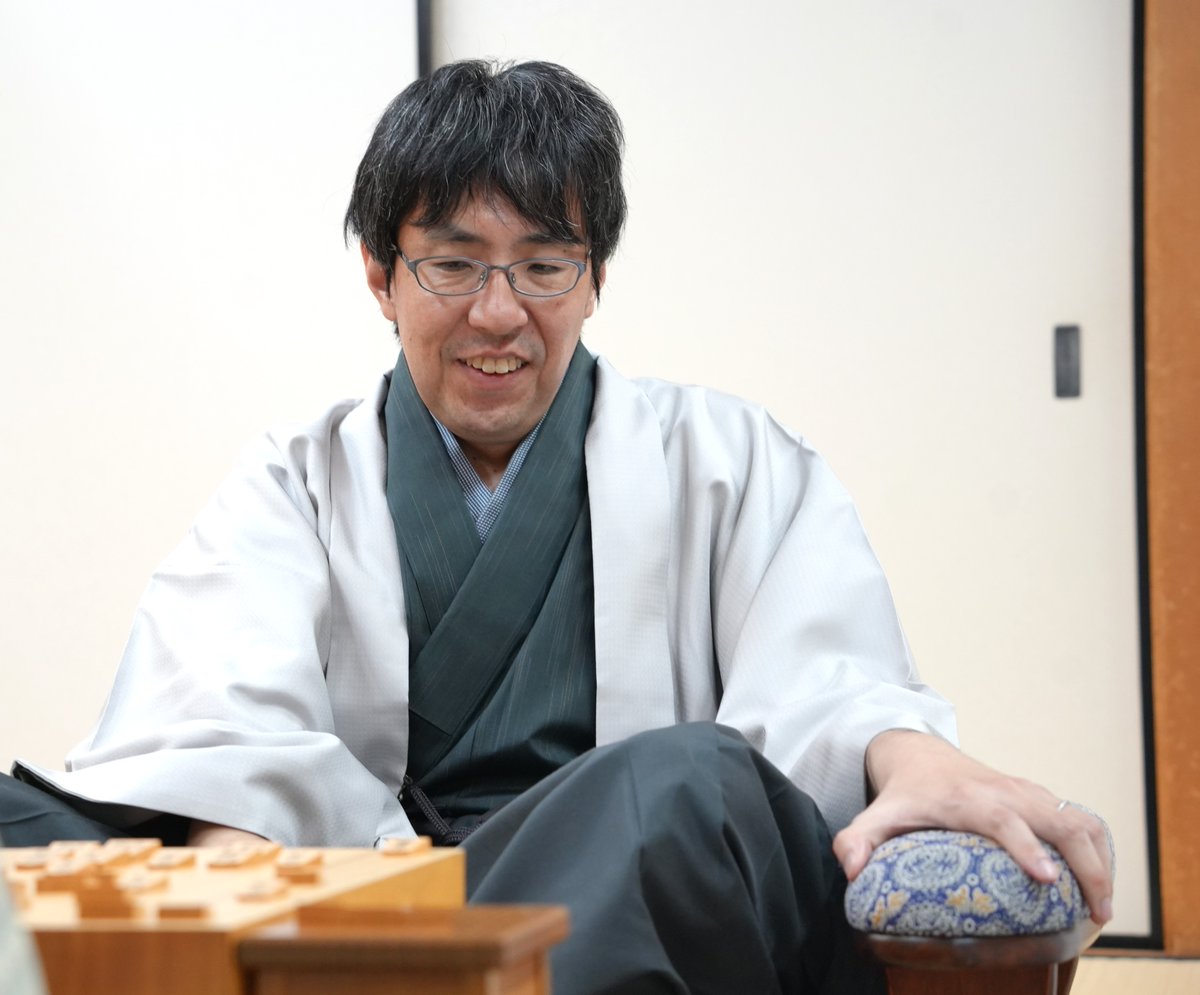 asahi_shogi's tweet photo. 佐〉１０月１４日、神戸市の「ホテルオークラ神戸」で指された第７４期王座戦五番勝負第4局は午後７時４９分に終局。挑戦者の広瀬章人九段が９４手で伊藤匠王座に勝ち、両者２勝２敗のタイに。第５局は１０月２７日、甲府市の「常磐ホテル」で指されます。 https://t.co/mgu62CfHm2