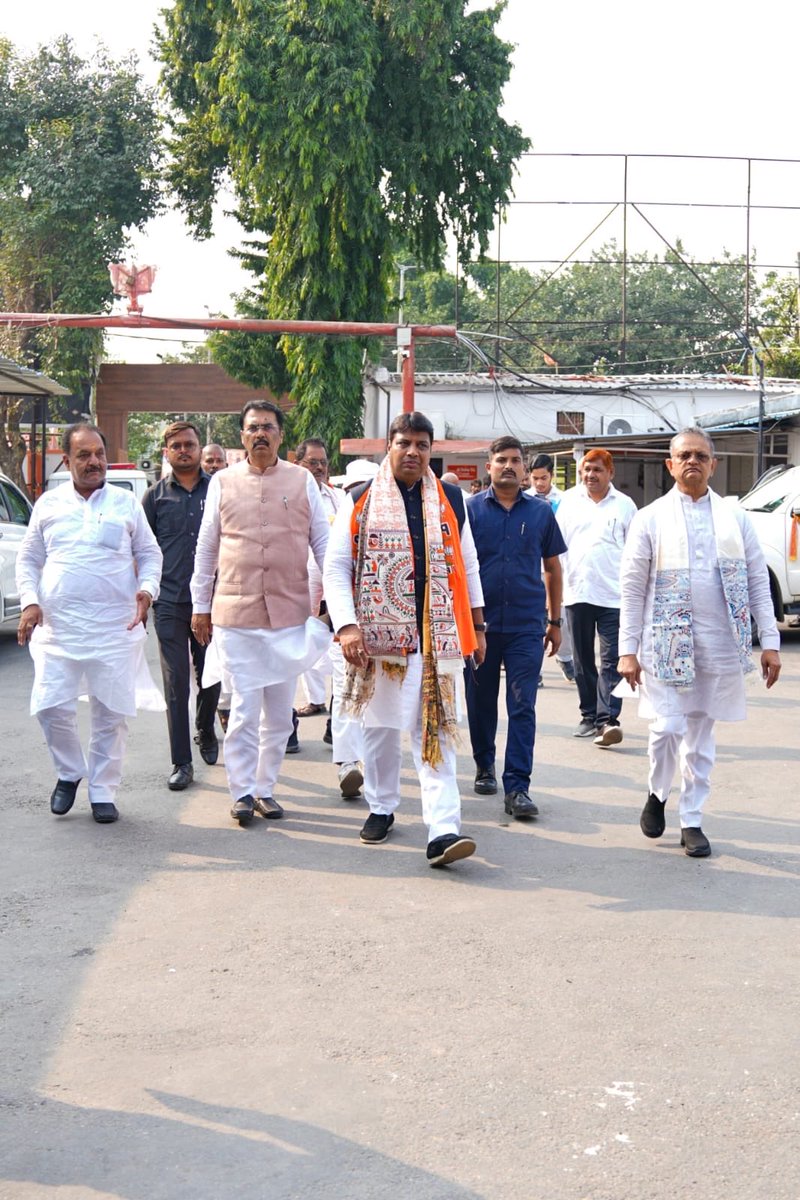 sanjay_saraogi's tweet photo. 📍प्रदेश कार्यालय, पटना 

अटल सभागार में माननीय संगठन महामंत्री श्री भीखू भाई दलसानिया जी एवं माननीय सह-प्रभारी, भाजपा बिहार श्री रोहन गुप्ता जी के साथ आयोजित संगठनात्मक बैठक में शामिल होकर आगामी कार्ययोजना, कार्यक्रमों एवं संगठन से जुड़े विभिन्न विषयों पर विस्तृत चर्चा की।

बैठक में संगठन को और मजबूत बनाने तथा आगामी कार्यक्रमों की प्रभावी तैयारी को लेकर भी विचार-विमर्श हुआ। इस दौरान प्रदेश के सम्मानित पदाधिकारीगण उपस्थित रहे।