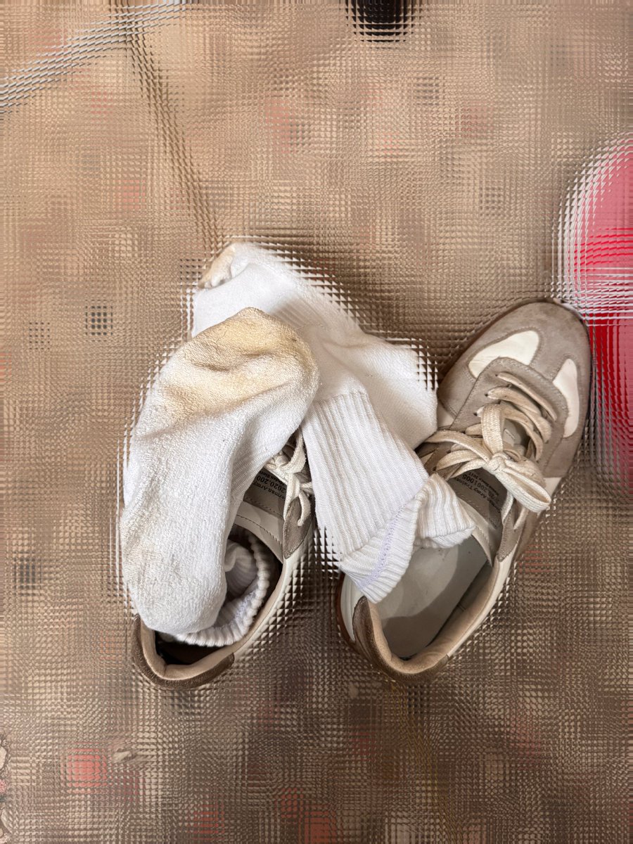 cu75r's tweet photo. 趁着同事出去打篮球，我拿起他穿得发黄的白袜，好臭好上头🥵#原味 #反差 https://t.co/RPZwx3buaj