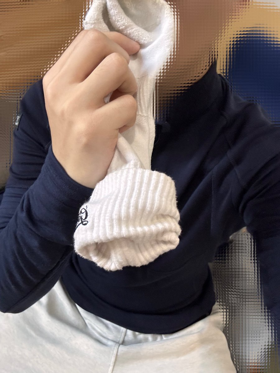 cu75r's tweet photo. 趁着同事出去打篮球，我拿起他穿得发黄的白袜，好臭好上头🥵#原味 #反差 https://t.co/RPZwx3buaj