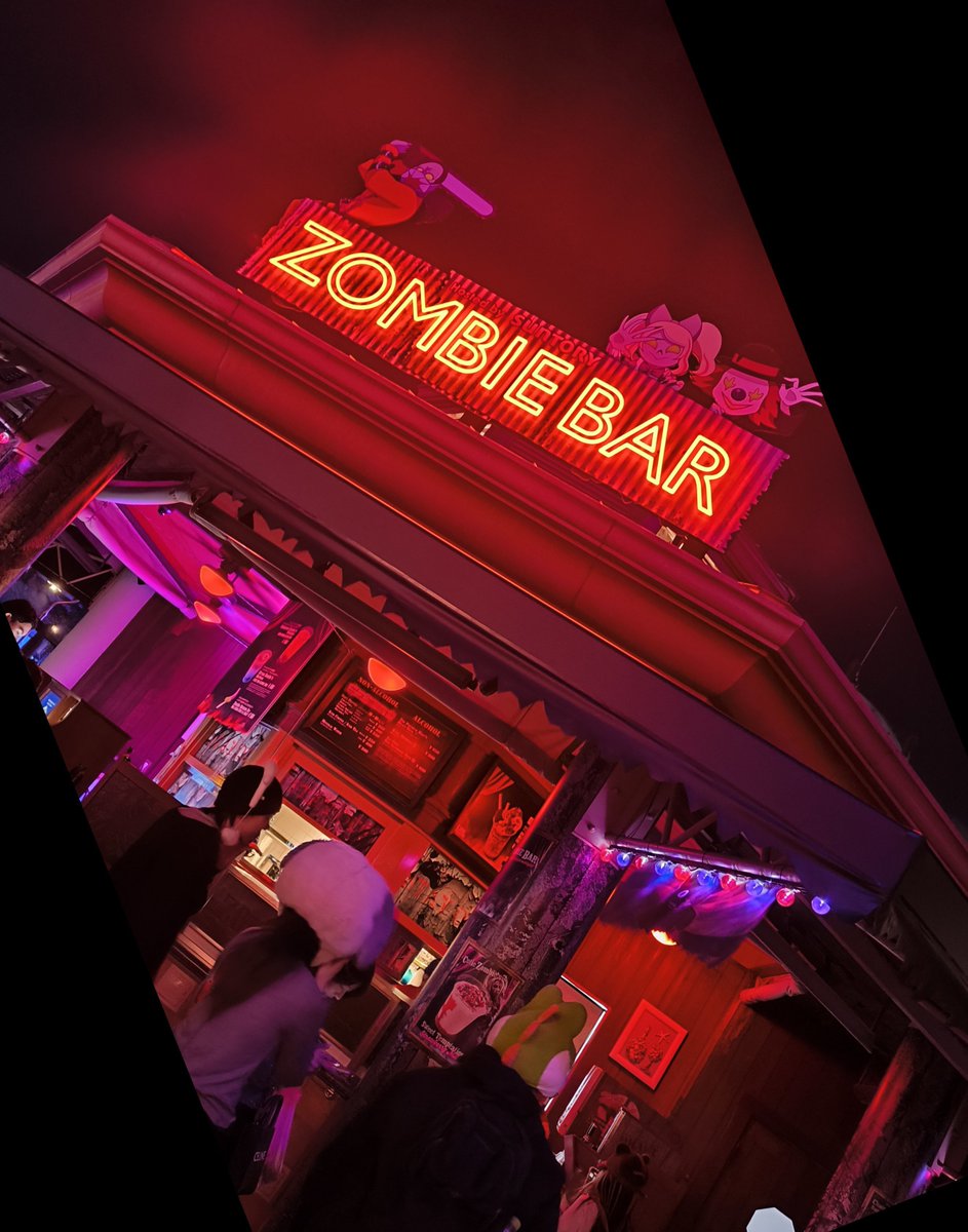 K16y7duDXt8yF45's tweet photo. 念願のZOMBIE🍸BAR
せっかくなので2杯ともいただきます♥
たこ焼きも買って来た♪
#USJ #ZOMBIEBAR https://t.co/XAwN94FYS4