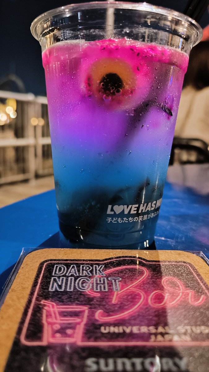 K16y7duDXt8yF45's tweet photo. 念願のZOMBIE🍸BAR
せっかくなので2杯ともいただきます♥
たこ焼きも買って来た♪
#USJ #ZOMBIEBAR https://t.co/XAwN94FYS4