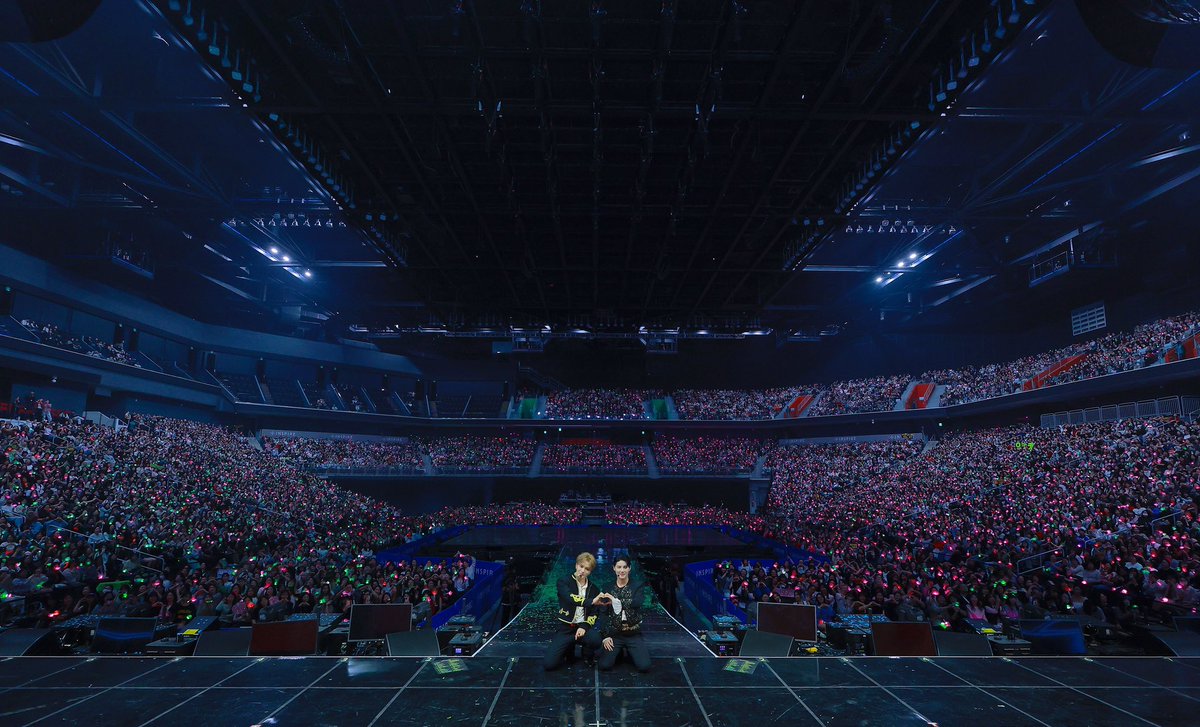 ggulggulggul123's tweet photo. 왜 안팔았지? 무대앞 플로어도 좌석이 없네 https://t.co/qGZtXyhyIQ