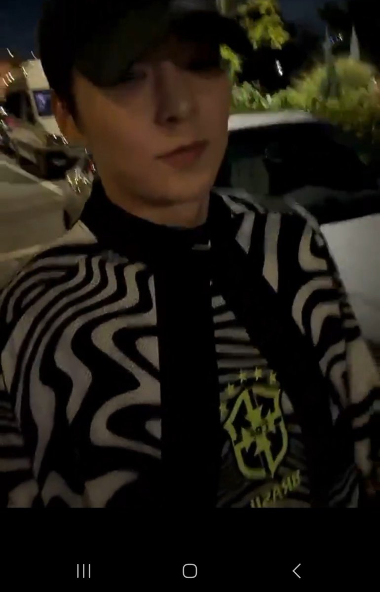 legendyoh's tweet photo. BOM DIA COM KIM MINSEOK USANDO BLUSA DO BRASIL MEU DEUS https://t.co/p1VzxpJyMe