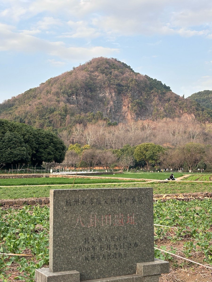 AliceBethawve's tweet photo. 青空の下、草むらの刈り跡を辿りながら昔の写真を覧れば、何とも言えない懐かしさが込み上げる。 https://t.co/Nh5hAaI8Lu