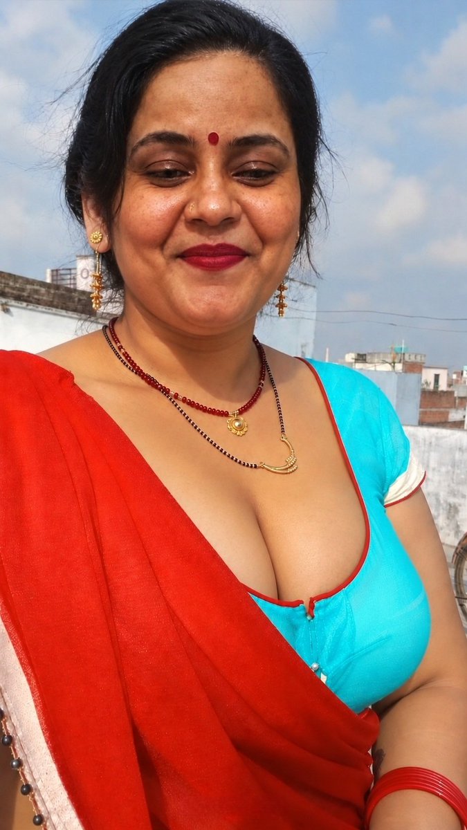 LajwantiBhargav's tweet photo. Sabse mehngi saree yahi hai mere paas… pati ne 6 saal pehle dilwayi thi. Ab yeh fat jaaye to nayi mil jaayegi, lekin dekhne wale to pehle se hi phaad-phaad ke dekh rahe hain https://t.co/kTwG7O7uX4