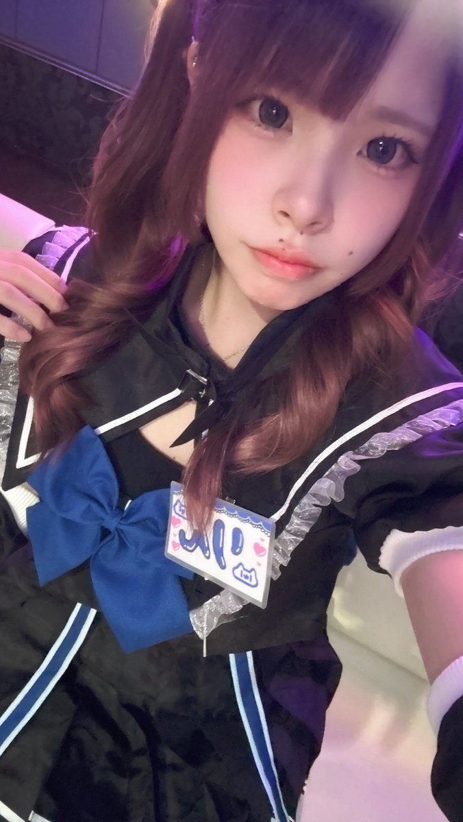 The_rns4n's tweet photo. ついに！
制服になりまちた！！！
ちなみに髪も染めまちたよー
激レアな、ハイツインテールと制服姿を見に来てくだちゃーい😭
 #自撮り界隈  #コンカフェ https://t.co/mtUVwNUONz