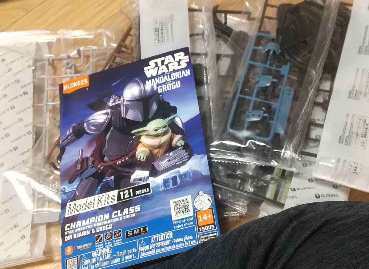 hakuasui85's tweet photo. アホな誤算なのが・・・

武器やジェットパック以外は完成品と思ってたら組み立て！
ブロッキーズなんやから、そら組み立てなんだろうけどパッケージ見て勝手に誤解したw バカw

あと、ニッパーいらんのかなとも思ったわww
(行列に疲労してるから余計におバカ思考回路に) https://t.co/uac8CUHunl