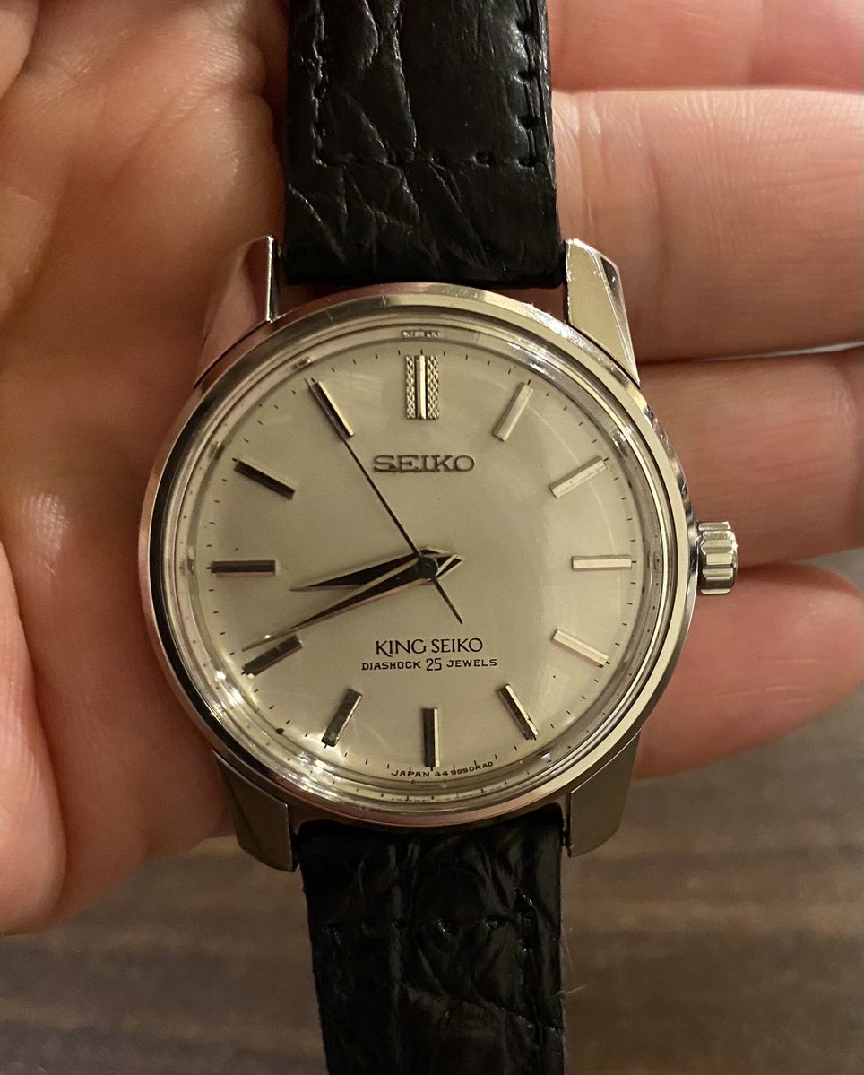 OgreCottonCandy's tweet photo. 本日の腕時計
SEIKO 44KS
ノンデイトだけラグ形状が違う、ノンデイトだけ12時位置の飾りインデックスがある、盾メダリオンはKINGの証🦉やはり44ノンデイトは最高です✨
#SEIKO
#44KS
#KINGSEIKO
#鬼わた時計 https://t.co/GNHGYBvEDc
