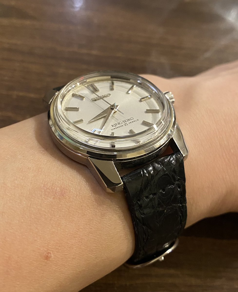 OgreCottonCandy's tweet photo. 本日の腕時計
SEIKO 44KS
ノンデイトだけラグ形状が違う、ノンデイトだけ12時位置の飾りインデックスがある、盾メダリオンはKINGの証🦉やはり44ノンデイトは最高です✨
#SEIKO
#44KS
#KINGSEIKO
#鬼わた時計 https://t.co/GNHGYBvEDc