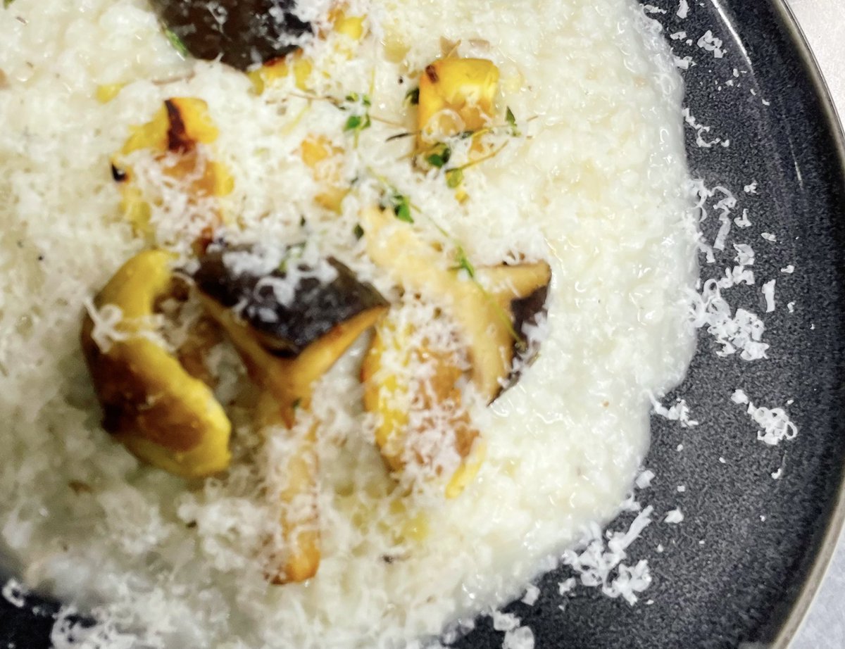 trattorialemon's tweet photo. 栗はお好きですか？小腹がすくといつも甘栗食べてる私のいちおしディナーメニュー
和栗と大黒しめじのリゾット
和栗のやわらかな甘みと、大黒しめじの力強い旨み。実りの季節を感じる、温かなリゾットに仕上げました。
期間限定です。ぜひ召し上がりくださいませ。

#レモン画翠andトラットリアレモン https://t.co/dxzgBE9OSO