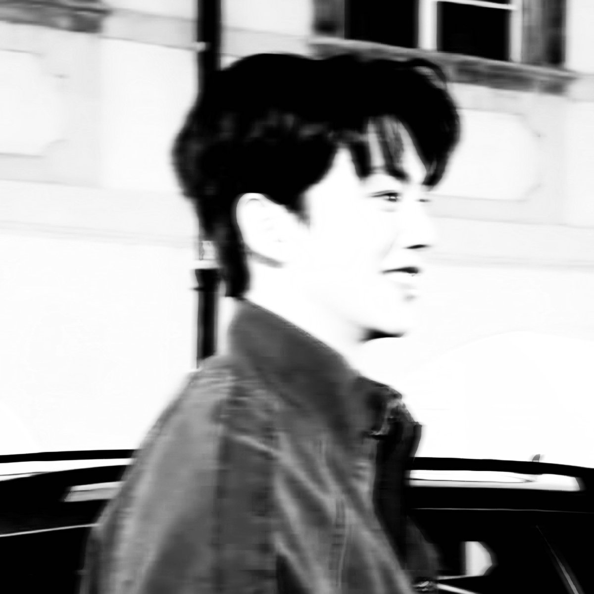 bvisnz's tweet photo. 사람 멱 따는 법만 배웠지 이런 건 배운 적 없는데 입에 넣지도 못하는 새우 까겠다고 애쓰고 있는 낡은 건달 보더니 하다하다 이제 걔랑 싸우고 있냐고 묻는 애를 어쩌면 좋나 지나가는 고양이 있으면 먹으라고 던져 주고 싶은 심정인데 말갛게 웃는 것 보니 즐거운 모양이네 그래 행복하면 됐다 https://t.co/b7J0e1zPSX