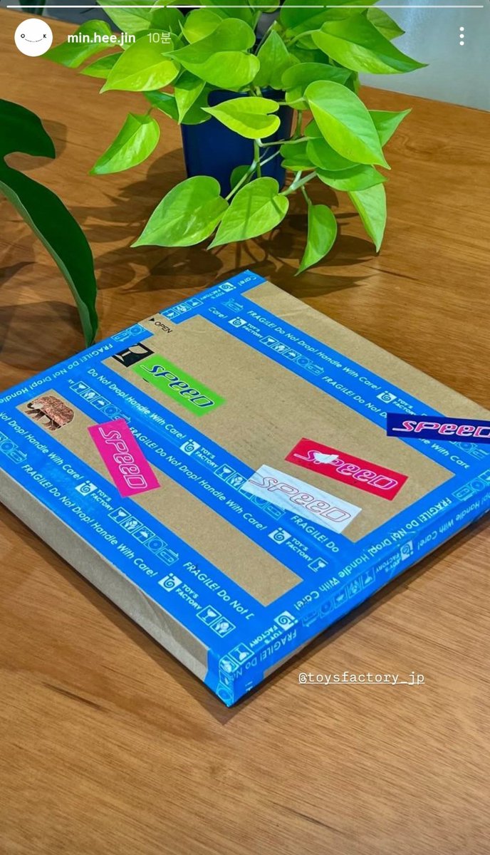 catzrinie's tweet photo. ceo agensi SPEED dari Jepang ngirim hadiah ke mhj buat anniversary ke-30 mereka. buat yg gatau, grup SPEED yg selama ini dipake sama hybe stans buat narasi nuduh newjeans plagiat wkwk https://t.co/6hRdywgMoV