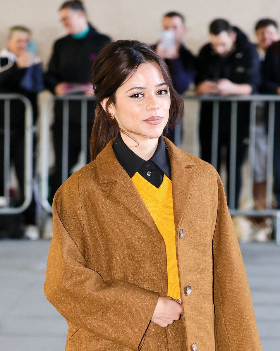 cairobow's tweet photo. HER HAIR. THE YELLOW. HER BEING TINY AF. https://t.co/4K7UOPfsJp