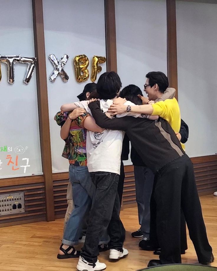 ABBIE_287's tweet photo. และเมื่ออยู่กับสมาชิก GOT7 ความสนิทสนมที่มีต่อกันก็ทำให้ไม่จำเป็นต้องเสแสร้งหรือแกล้งทำเป็นคนอื่นอีกต่อไป

“มันแปลกมากเลยนะ เพราะไม่ว่าผมจะสั่งสมประสบการณ์มามากแค่ไหน แต่ผมกลับรู้สึกเหมือนตัวเองสามารถกลับไปเป็นเด็กตัวเล็ก ๆ ได้อีกครั้งเวลาอยู่กับพวกเขา

ผมอยู่กับพวกเขามาตั้งแต่สมัยเป็นเด็กฝึก ตอนที่ผมอายุ 13 ปี จนถึงตอนนี้ที่ผมอายุ 29 ปี เราผ่านอะไรมาด้วยกันทั้งเรื่องดีและเรื่องร้าย ทั้งวันที่แย่และวันที่ดี ทุกอย่างเลย

เราไม่จำเป็นต้องฝืนยิ้มให้กัน หรือทำตัวเป็นผู้ใหญ่ เพราะเราแทบจะแสดงทุกแง่มุมของตัวเองให้อีกฝ่ายได้เห็นกันหมดแล้ว

ผมสามารถเป็นตัวของตัวเองได้เมื่ออยู่กับพวกเขา”

#BamBam #GOT7 
#MensFolioxBamBam