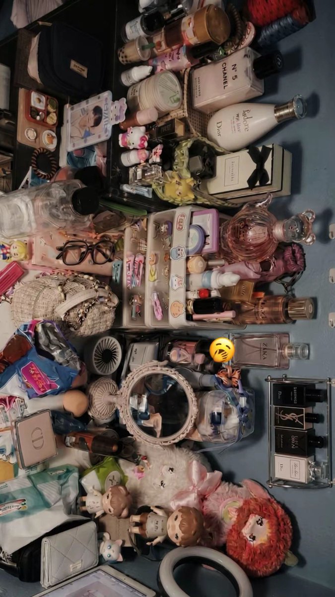 deweesabeela's tweet photo. the struggle is real: keeping the desk clean or Mama ngomel🙄 https://t.co/ssfJqB3NDA