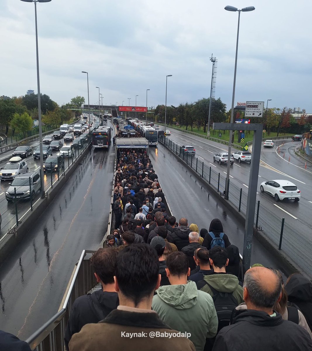 Pin_Haber's tweet photo. İstanbul'da sabah saatlerinde oluşan metrobüs kuyruğu: https://t.co/4lKYMRCYvd