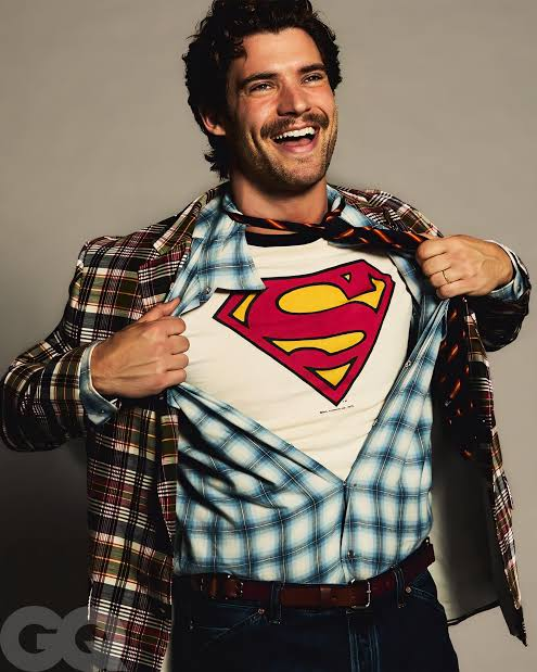 UniversoDCnauta's tweet photo. ✨Tom Rhys Harries disse que David Corenswet enviou uma mensagem antes das filmagens de Cara-de-Barro:

“[...] Corenswet na verdade me enviou uma mensagem [...] o que é muito típico de Superman nele. E eu não respondi, o que é muito Cara-de-Barro da minha parte.” 😂 https://t.co/Ltl7ij5YdS