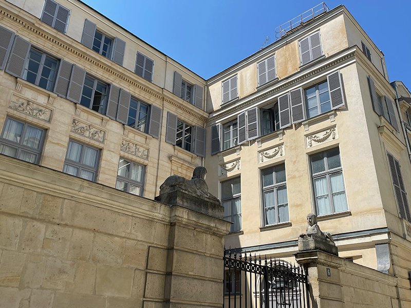 dracoveritatis's tweet photo. @Cuisines1974 Je ne comprends pas l'intérêt de ce post qui n'a absolument ni queue, ni tête. La photo ne correspond en rien au véritable hôtel auquel vous faites références. Il s'agit de l'hôtel de Luzy, dans le 6eme, et ce sont ses deux enfants, Michael et Nina qui y résident. https://t.co/xL5l5uq2jz