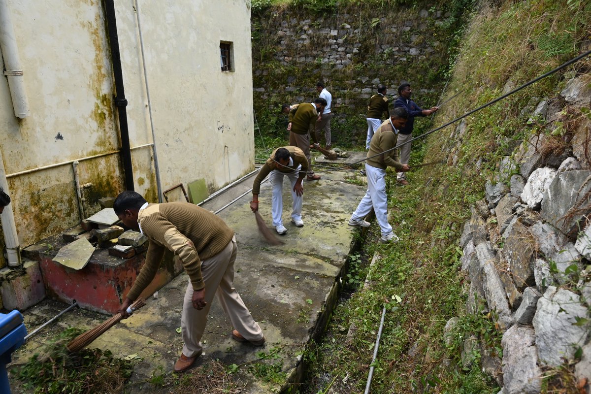 SSBFTRRANIKHET's tweet photo. विशेष अभियान 6.0 के अंतर्गत सीमांत मुख्यालय रानीखेत में सफाई अभियान चलाया गया |
@SSB_INDIA 
@PIBHomeAffairs 
@PMOIndia 
@DARPG_GoI 
#SpecialCampaign6
#Swachhata https://t.co/OFKDl5wiEl