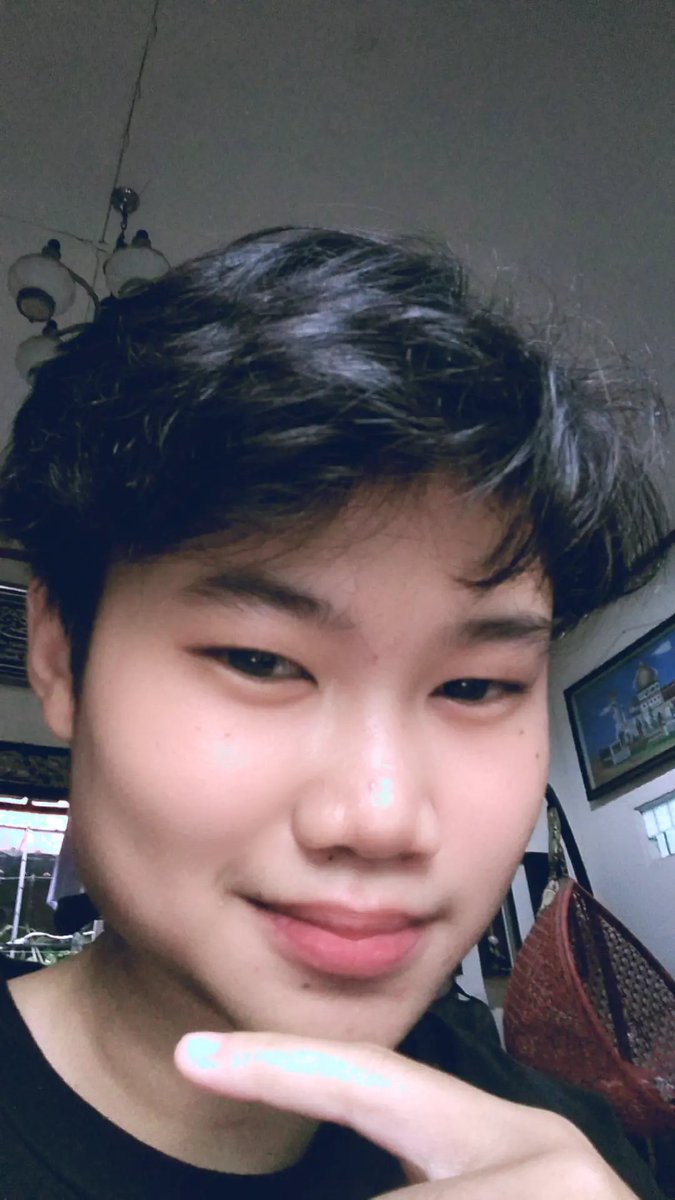 oohmyze's tweet photo. Ternyata gue mirip donat... https://t.co/7JaaMcoJxR
