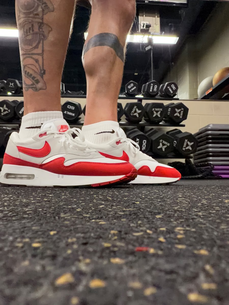 JaySenior24's tweet photo. Happy #HumpDay yall!!
Had a great morning lifting session and wore the @Nike #AirMax1 OG Big Bubble Sport Red for #kotd!! 
#GetAfterIt today!!
#WinTheSay https://t.co/lWpwtSO1WH