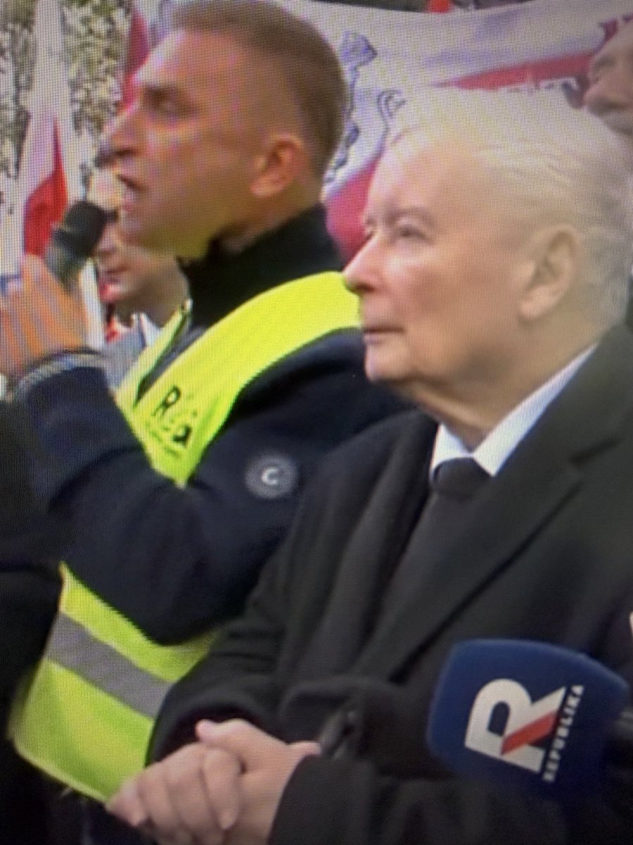 WcisloMarta123's tweet photo. Znamienny jest fakt, że największy zadymiarz - Bąkiewicz, blokuje odbudowę TK. https://t.co/MRwkWGBNwY