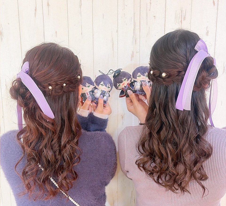 renge_0606's tweet photo. 今回自分で髪やるのが面倒という理由だけでヘアメして貰ったけど(笑)めちゃ可愛くしてもらった！リボン編み込みは１回やってみたかったから嬉しい！🫶🏻︎︎💕︎また横浜周辺のライブのときは行きたいですな！ https://t.co/PXcBKrrwqx
