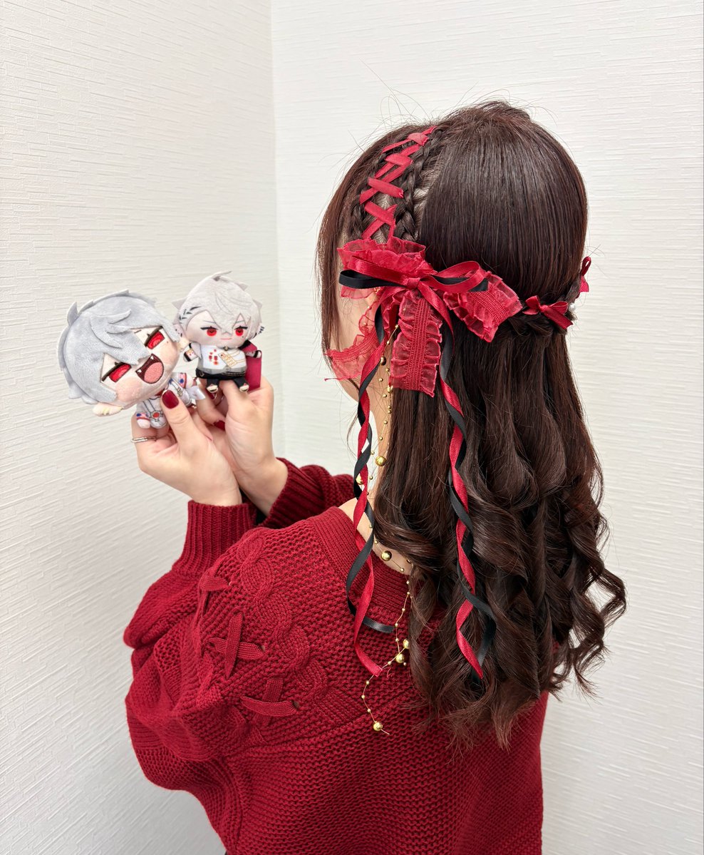 renge_0606's tweet photo. 今回自分で髪やるのが面倒という理由だけでヘアメして貰ったけど(笑)めちゃ可愛くしてもらった！リボン編み込みは１回やってみたかったから嬉しい！🫶🏻︎︎💕︎また横浜周辺のライブのときは行きたいですな！ https://t.co/PXcBKrrwqx