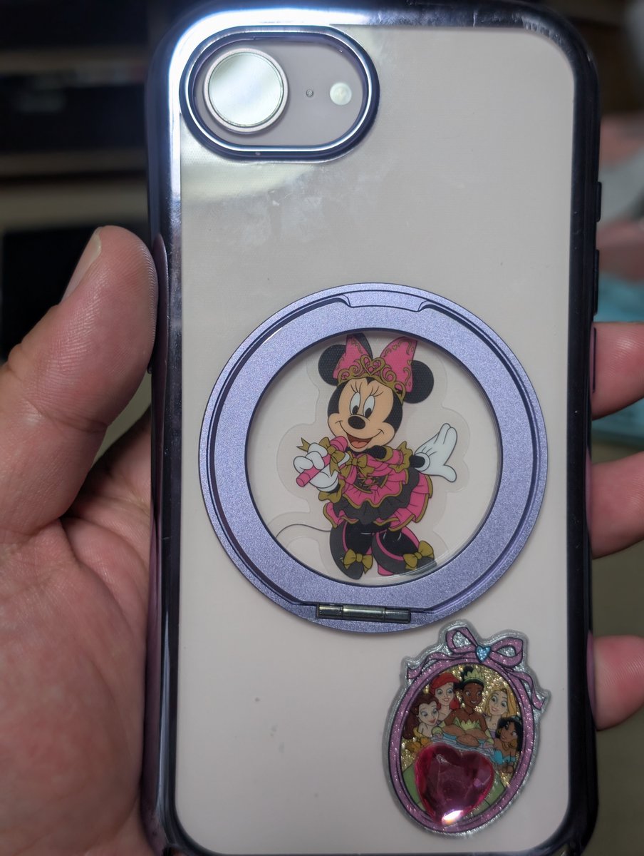 Dd_like_Disney's tweet photo. ディズニーHAPPYクジのステッカーをスマホに入れてみたらリングにぴったりだった🤣✨笑 https://t.co/vFVsB5juFa