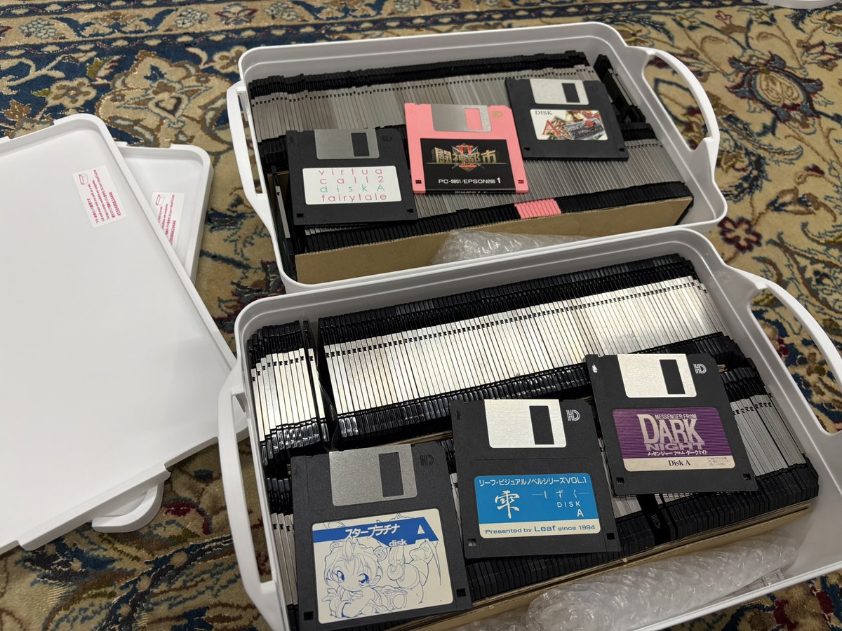 diebutsusama's tweet photo. フロッピーディスクだけで所持してるPC-98ゲームをダイソーで買った安いケースにダンボールで仕切りをしつつ収納したよ。
3.5インチのフロッピーを収納するのに高さが完璧で、オレのゲーム棚の一番上にちょうど収まるベストな大きさ。
さすがはダイソー、ほんと一般庶民の味方だな！！！ #PC98 https://t.co/iNkuq5knuk