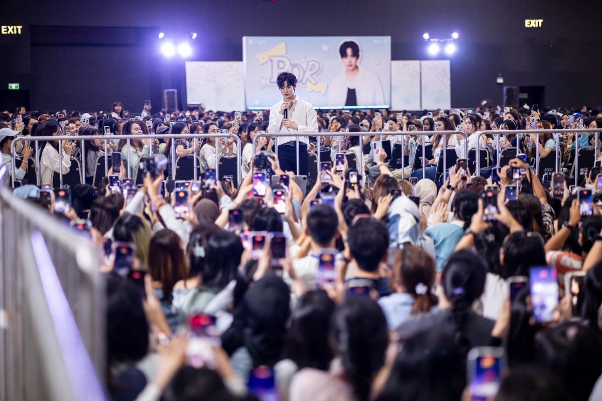ParkkengChannel's tweet photo. แฟนคลับเปย์หนัก! “ป๋อ ศุภการ” ฉลองวันเกิดครบ 24 ปี “วาวา” เซอร์ไพรส์ช่อเงินอลังการ มูลค่ารวมกว่า 5 ล้านบาท!

#24thHBDPOR 
#HappyPorDay
#Porsuppakarn

      เรียกเสียงกรี๊ดสนั่นฮอลล์! สำหรับงานวันเกิดสุดพิเศษ “Happy Por Day” ของหนุ่มฮอต “ป๋อ - ศุภการ จิรโชติกุล” ที่กำลังจะมีอายุครบ 24 ปี ในวันที่ 17 ตุลาคมนี้ ล่าสุดเมื่อวานนี้ 11 ตุลาคมที่ผ่านมา ณ เดอะมอลล์ไลฟ์สโตร์ บางกะปิ เหล่าแฟนคลับคนสำคัญอย่าง “วาวา” มาร่วมฉลองวันเกิดจนเรียกได้ว่าแน่นฮอลล์กันเลยทีเดียว 

       ในงานจัดเต็มทั้งความสุข ความสนุก แฟนคลับส่งเสียงเชียร์กันอย่างคึกคัก สร้างโมเมนต์น่ารัก ๆ ให้เจ้าของวันเกิดได้ยิ้มแก้มปริตลอดทั้งงาน เรียกว่าทุกช่วงเต็มไปด้วยเสียงหัวเราะ และพลังเชียร์จากเหล่า “วาวา” ที่พร้อมใจกันมาแสดงความรักให้หนุ่มป๋อแบบไม่มีแผ่ว ความพิเศษไม่ได้จบเพียงเท่านี้ เมื่อพาร์ตเนอร์หมาเด็กบ้อกแบ้กอย่าง “ตี๋ตี๋” หอบเค้กก้อนโตมาร่วมเซอร์ไพรส์อีกด้วย ทำเอาทั้งเจ้าของวันเกิดรวมถึง “วาวา” ฟินไปตลอดทั้งงาน 

      แต่ไฮไลต์ที่ทำเอาทั้งฮอลล์ฮือฮา ต้องยกให้ช่อเงินสุดอลังการจากแฟนคลับ ที่มีมูลค่ารวมกว่า 5 ล้านบาท! ที่จัดมาอย่างอลังการเพื่อมอบให้ศิลปินคนโปรด งานนี้หนุ่ม “ป๋อ” ได้รับทั้งคำอวยพร และกำลังใจแบบจัดเต็ม กลายเป็นอีกหนึ่งวันเกิดที่เต็มไปด้วยโมเมนต์ประทับใจ และความทรงจำดี ๆ ระหว่างศิลปินกับแฟนคลับ 

      ด้าน “ป๋อ” เผยความรู้สึกที่มีต่อแฟนคลับทุกคนว่า “ขอบคุณทุกคนมาก ๆ สำหรับงาน Pre birthday  เป็นการเป่าเค้กวันเกิดที่มีคนรักป๋อมากมายที่สุดครั้งหนึ่งในชีวิตเลยครับ ขอบคุณทุกแฟนโปรเจกต์ ทุกของขวัญ และทุกความตั้งใจที่มอบให้ผม ผมรับรู้ได้ถึงความรักของทุกคนที่คอยส่งมาให้ตลอดเลย มีความสุขมากเลยครับ ขอบคุณทุกสิ่งที่ทำให้เราได้มาเจอกัน ขอบคุณที่ทำให้ผมมั่นใจในตัวเองมากขึ้น กล้าที่จะเชื่อในความฝัน และอยากเติบโตเพื่อมอบความสุขให้ทุกคนต่อไปครับ รักครอบครัว “วาวา” มาก ๆ อยู่ฉลองวันเกิดด้วยกันไปอีกหลาย ๆ ปีเลยนะครับ”