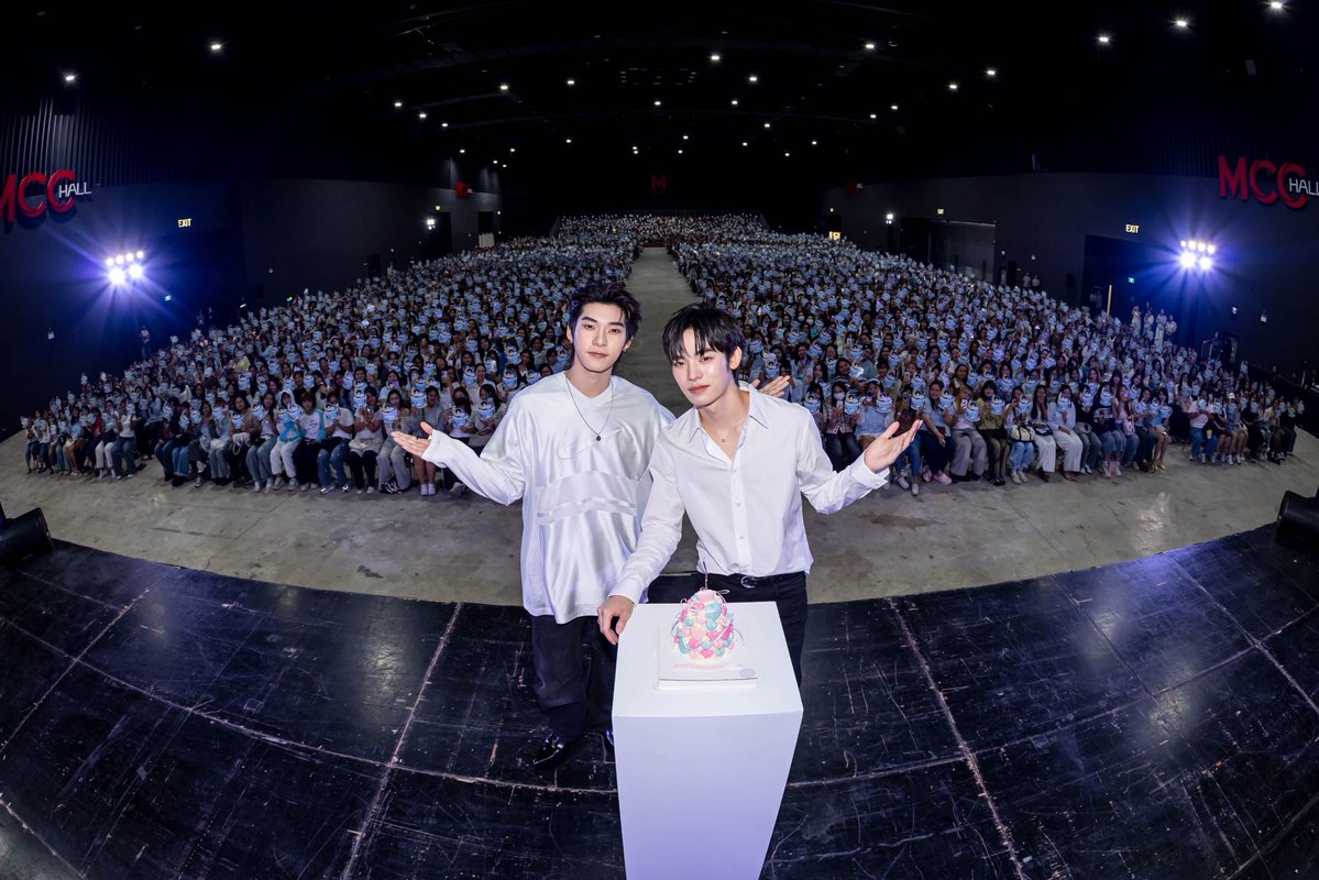 ParkkengChannel's tweet photo. แฟนคลับเปย์หนัก! “ป๋อ ศุภการ” ฉลองวันเกิดครบ 24 ปี “วาวา” เซอร์ไพรส์ช่อเงินอลังการ มูลค่ารวมกว่า 5 ล้านบาท!

#24thHBDPOR 
#HappyPorDay
#Porsuppakarn

      เรียกเสียงกรี๊ดสนั่นฮอลล์! สำหรับงานวันเกิดสุดพิเศษ “Happy Por Day” ของหนุ่มฮอต “ป๋อ - ศุภการ จิรโชติกุล” ที่กำลังจะมีอายุครบ 24 ปี ในวันที่ 17 ตุลาคมนี้ ล่าสุดเมื่อวานนี้ 11 ตุลาคมที่ผ่านมา ณ เดอะมอลล์ไลฟ์สโตร์ บางกะปิ เหล่าแฟนคลับคนสำคัญอย่าง “วาวา” มาร่วมฉลองวันเกิดจนเรียกได้ว่าแน่นฮอลล์กันเลยทีเดียว 

       ในงานจัดเต็มทั้งความสุข ความสนุก แฟนคลับส่งเสียงเชียร์กันอย่างคึกคัก สร้างโมเมนต์น่ารัก ๆ ให้เจ้าของวันเกิดได้ยิ้มแก้มปริตลอดทั้งงาน เรียกว่าทุกช่วงเต็มไปด้วยเสียงหัวเราะ และพลังเชียร์จากเหล่า “วาวา” ที่พร้อมใจกันมาแสดงความรักให้หนุ่มป๋อแบบไม่มีแผ่ว ความพิเศษไม่ได้จบเพียงเท่านี้ เมื่อพาร์ตเนอร์หมาเด็กบ้อกแบ้กอย่าง “ตี๋ตี๋” หอบเค้กก้อนโตมาร่วมเซอร์ไพรส์อีกด้วย ทำเอาทั้งเจ้าของวันเกิดรวมถึง “วาวา” ฟินไปตลอดทั้งงาน 

      แต่ไฮไลต์ที่ทำเอาทั้งฮอลล์ฮือฮา ต้องยกให้ช่อเงินสุดอลังการจากแฟนคลับ ที่มีมูลค่ารวมกว่า 5 ล้านบาท! ที่จัดมาอย่างอลังการเพื่อมอบให้ศิลปินคนโปรด งานนี้หนุ่ม “ป๋อ” ได้รับทั้งคำอวยพร และกำลังใจแบบจัดเต็ม กลายเป็นอีกหนึ่งวันเกิดที่เต็มไปด้วยโมเมนต์ประทับใจ และความทรงจำดี ๆ ระหว่างศิลปินกับแฟนคลับ 

      ด้าน “ป๋อ” เผยความรู้สึกที่มีต่อแฟนคลับทุกคนว่า “ขอบคุณทุกคนมาก ๆ สำหรับงาน Pre birthday  เป็นการเป่าเค้กวันเกิดที่มีคนรักป๋อมากมายที่สุดครั้งหนึ่งในชีวิตเลยครับ ขอบคุณทุกแฟนโปรเจกต์ ทุกของขวัญ และทุกความตั้งใจที่มอบให้ผม ผมรับรู้ได้ถึงความรักของทุกคนที่คอยส่งมาให้ตลอดเลย มีความสุขมากเลยครับ ขอบคุณทุกสิ่งที่ทำให้เราได้มาเจอกัน ขอบคุณที่ทำให้ผมมั่นใจในตัวเองมากขึ้น กล้าที่จะเชื่อในความฝัน และอยากเติบโตเพื่อมอบความสุขให้ทุกคนต่อไปครับ รักครอบครัว “วาวา” มาก ๆ อยู่ฉลองวันเกิดด้วยกันไปอีกหลาย ๆ ปีเลยนะครับ”