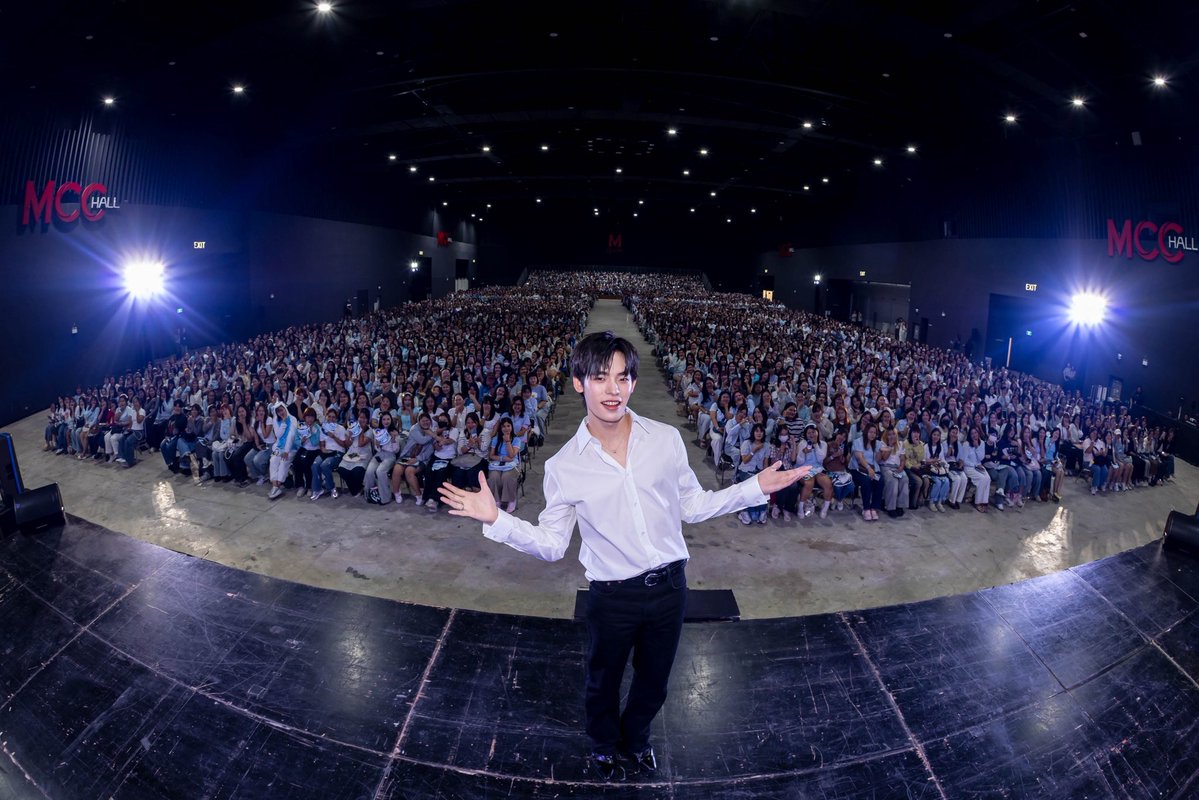 ParkkengChannel's tweet photo. แฟนคลับเปย์หนัก! “ป๋อ ศุภการ” ฉลองวันเกิดครบ 24 ปี “วาวา” เซอร์ไพรส์ช่อเงินอลังการ มูลค่ารวมกว่า 5 ล้านบาท!

#24thHBDPOR 
#HappyPorDay
#Porsuppakarn

      เรียกเสียงกรี๊ดสนั่นฮอลล์! สำหรับงานวันเกิดสุดพิเศษ “Happy Por Day” ของหนุ่มฮอต “ป๋อ - ศุภการ จิรโชติกุล” ที่กำลังจะมีอายุครบ 24 ปี ในวันที่ 17 ตุลาคมนี้ ล่าสุดเมื่อวานนี้ 11 ตุลาคมที่ผ่านมา ณ เดอะมอลล์ไลฟ์สโตร์ บางกะปิ เหล่าแฟนคลับคนสำคัญอย่าง “วาวา” มาร่วมฉลองวันเกิดจนเรียกได้ว่าแน่นฮอลล์กันเลยทีเดียว 

       ในงานจัดเต็มทั้งความสุข ความสนุก แฟนคลับส่งเสียงเชียร์กันอย่างคึกคัก สร้างโมเมนต์น่ารัก ๆ ให้เจ้าของวันเกิดได้ยิ้มแก้มปริตลอดทั้งงาน เรียกว่าทุกช่วงเต็มไปด้วยเสียงหัวเราะ และพลังเชียร์จากเหล่า “วาวา” ที่พร้อมใจกันมาแสดงความรักให้หนุ่มป๋อแบบไม่มีแผ่ว ความพิเศษไม่ได้จบเพียงเท่านี้ เมื่อพาร์ตเนอร์หมาเด็กบ้อกแบ้กอย่าง “ตี๋ตี๋” หอบเค้กก้อนโตมาร่วมเซอร์ไพรส์อีกด้วย ทำเอาทั้งเจ้าของวันเกิดรวมถึง “วาวา” ฟินไปตลอดทั้งงาน 

      แต่ไฮไลต์ที่ทำเอาทั้งฮอลล์ฮือฮา ต้องยกให้ช่อเงินสุดอลังการจากแฟนคลับ ที่มีมูลค่ารวมกว่า 5 ล้านบาท! ที่จัดมาอย่างอลังการเพื่อมอบให้ศิลปินคนโปรด งานนี้หนุ่ม “ป๋อ” ได้รับทั้งคำอวยพร และกำลังใจแบบจัดเต็ม กลายเป็นอีกหนึ่งวันเกิดที่เต็มไปด้วยโมเมนต์ประทับใจ และความทรงจำดี ๆ ระหว่างศิลปินกับแฟนคลับ 

      ด้าน “ป๋อ” เผยความรู้สึกที่มีต่อแฟนคลับทุกคนว่า “ขอบคุณทุกคนมาก ๆ สำหรับงาน Pre birthday  เป็นการเป่าเค้กวันเกิดที่มีคนรักป๋อมากมายที่สุดครั้งหนึ่งในชีวิตเลยครับ ขอบคุณทุกแฟนโปรเจกต์ ทุกของขวัญ และทุกความตั้งใจที่มอบให้ผม ผมรับรู้ได้ถึงความรักของทุกคนที่คอยส่งมาให้ตลอดเลย มีความสุขมากเลยครับ ขอบคุณทุกสิ่งที่ทำให้เราได้มาเจอกัน ขอบคุณที่ทำให้ผมมั่นใจในตัวเองมากขึ้น กล้าที่จะเชื่อในความฝัน และอยากเติบโตเพื่อมอบความสุขให้ทุกคนต่อไปครับ รักครอบครัว “วาวา” มาก ๆ อยู่ฉลองวันเกิดด้วยกันไปอีกหลาย ๆ ปีเลยนะครับ”
