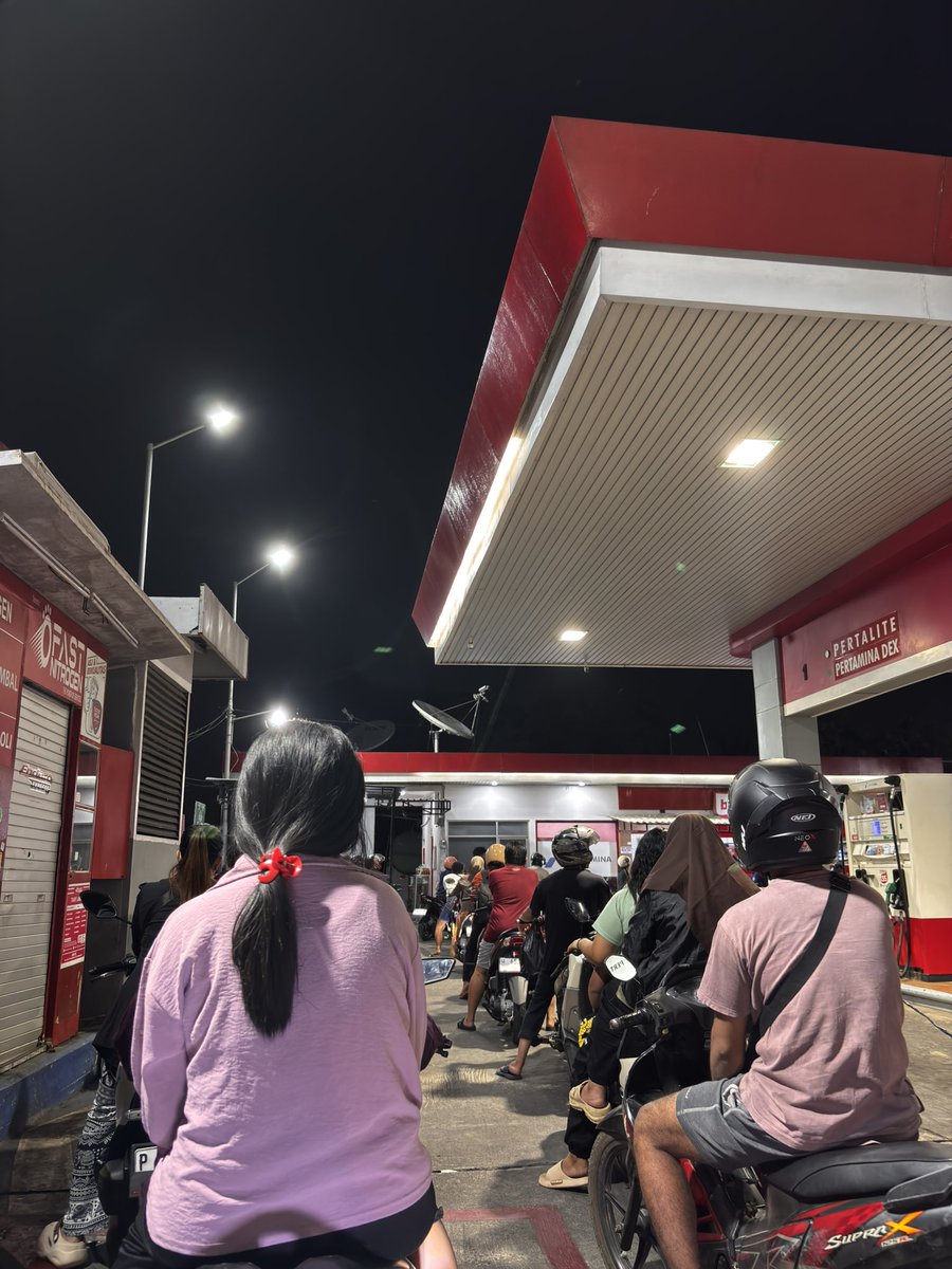 hiiilyyn's tweet photo. Antri bensin sampe kek gini anjir 😭 https://t.co/pQji8wF4v1