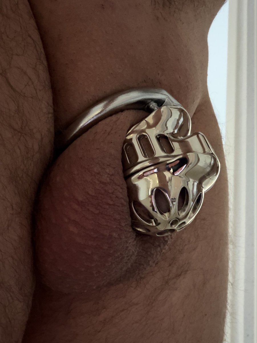 CagedMen's tweet photo. Tag 14 / 31
#locktober #locktober26 #TeamLocked #Chastity #caged #nsfw #MaleCastity #CockCage #CageCheck #PeniskäfigClub #OutdoorNudist #CagedAtWork #lockedboy #cumdenial #lockedcock https://t.co/FyQrT4EL76