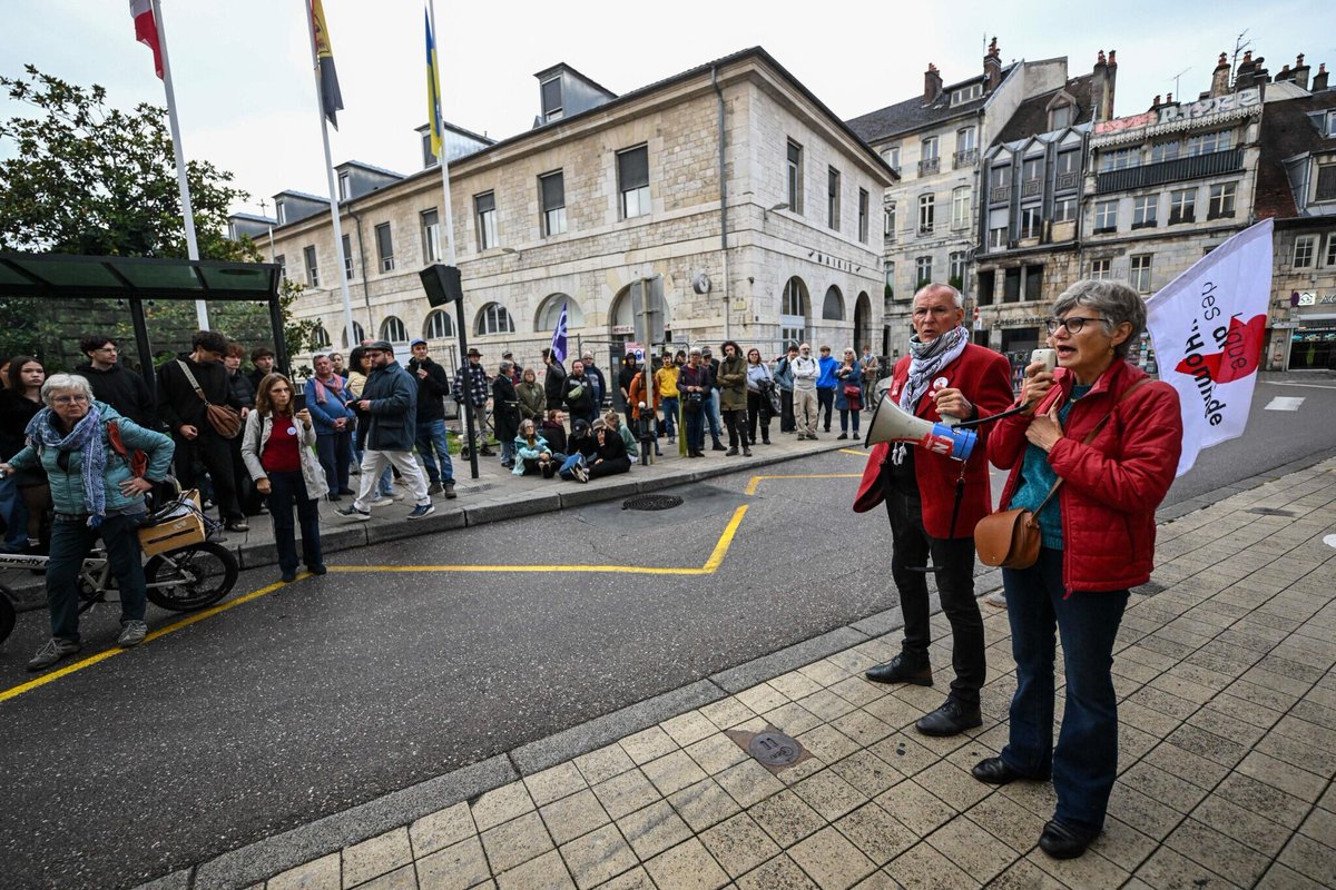le_Parisien's tweet photo. Après le passage à tabac d'un policier à Belfort, un lycéen incarcéré depuis dix jours a été remis en liberté sous contrôle judiciaire.

L'adolescent a par ailleurs porté plainte pour «tentative de meurtre» contre l'agent ➡️ https://t.co/h1rCMFL3q0 https://t.co/TRqThaG0y1
