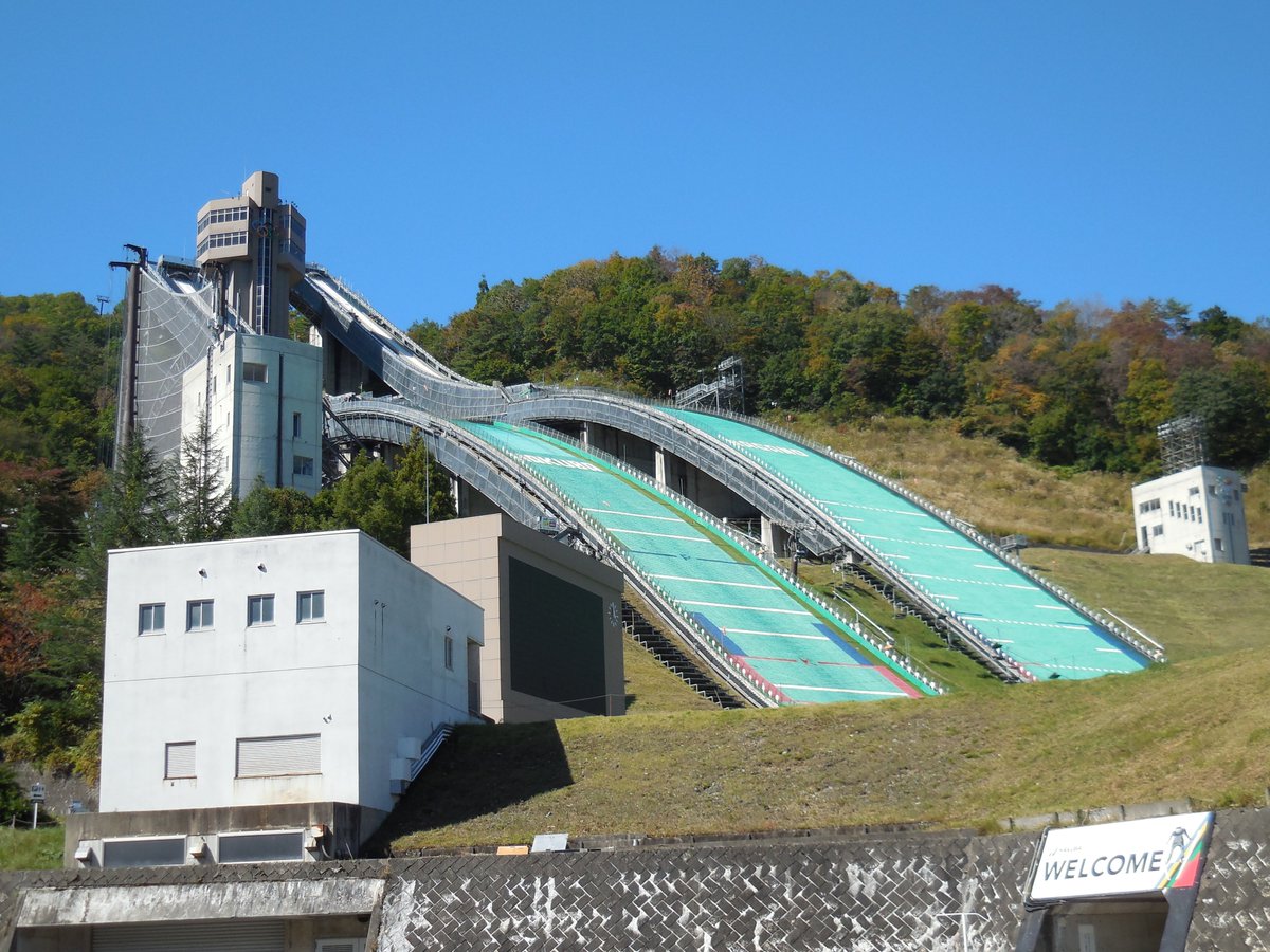 kirinriki44's tweet photo. 【ハニカムビーと信州さんぽ】
白馬ジャンプ競技場へ行きました。ここは1998年の長野冬季オリンピックで使用されたジャンプ台がある場所。リフトに乗ってスタート地点からの景色を見ることが出来ます。シンプルに「よくここを滑って大ジャンプなんてできるなぁ」と思ってしまいますね。 https://t.co/1L3YXeuTtd