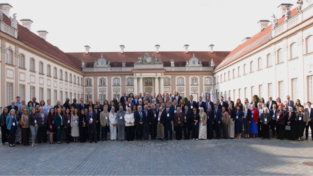 mebodsgm's tweet photo. 67. IEA GENEL KURUL TOPLANTISI VARŞOVA'DA YAPILDI

Üyesi bulunduğumuz Uluslararası Eğitim Başarılarını Değerlendirme Kuruluşu (IEA) tarafından düzenlenen 67. IEA Genel Kurul Toplantısı 5-7 Ekim 2026 tarihleri arasında Polonya'nın başkenti Varşova'da gerçekleştirildi.

Ülkemizi temsilen Genel Müdürümüz Sayın Erdal Kılınç'ın katıldıkları ve IEA üyesi 60'tan fazla ülke temsilcileri ile ortak kuruluşların gözlemcilerini bir araya getiren Genel Kurulda IEA tarafından yürütülen ve planlanan uluslararası izleme araştırmalarındaki güncel gelişmeler ile kuruluşun gelecek dönem çalışmaları ele alındı.

Üç gün süren Genel Kurulda TIMSS 2027, PIRLS 2026, ICILS 2028, ICCS 2027 ve LaNA araştırmalarında yürütülen çalışmalar ve güncel gelişmelerin yanı sıra TIMSS ve PIRLS'in 2031 döngülerine yönelik hazırlıklar değerlendirildi.

Uluslararası Eğitim Başarılarını Değerlendirme Kuruluşu (IEA) araştırmalarından elde edilen verilerin eğitim politikalarının geliştirilmesinde ve eğitim sistemlerinin iyileştirilmesinde daha etkin kullanılmasına yönelik görüş ve deneyimlerin paylaşıldığı toplantılarda Genel Müdürümüz Sayın Kılınç'a Genel Müdür Yardımcısı Umut Erkin Taş eşlik etti.

@tcmeb 
@Yusuf__Tekin 
@farukyelkenci 
@erdalkilinc27