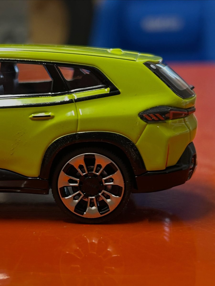 AutosMinisTacot's tweet photo. 🇩🇪 Ce BMW XM Minichamps 1/43 @minichampsofficial arrive discrètement chez Tacot avec une couleur passe partout et qui saura matcher avec le reste de votre collection BMW !
#bmwxm #minichamps #143scale https://t.co/zRJgcuu302