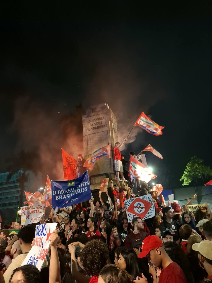 twmirandaa's tweet photo. Essa foto de ontem na manifestação de Joinville ⭐️ https://t.co/VjbGYo1djY