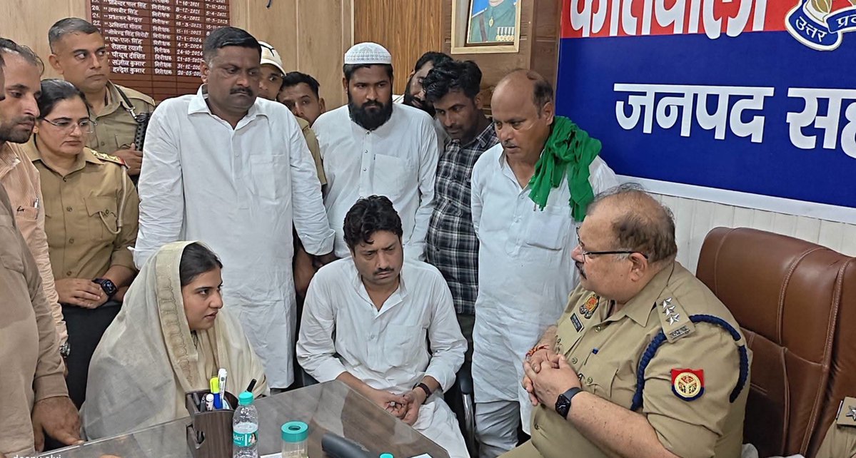 IqraMunawwar_'s tweet photo. आज गंगोह में अरबीन चौहान हत्याकांड में इंसाफ़ की मांग को लेकर आयोजित धरना-प्रदर्शन में विधायक चौधरी नाहिद हसन जी के साथ शामिल हुई।

प्रशासन से हमारी मांग है कि सभी आरोपियों को जल्द गिरफ्तार किया जाए, निष्पक्ष जांच हो और पीड़ित परिवार को सुरक्षा व इंसाफ़ मिले।

इंसाफ़ मिलने तक पीड़ित परिवार के साथ हमारी लड़ाई जारी रहेगी।