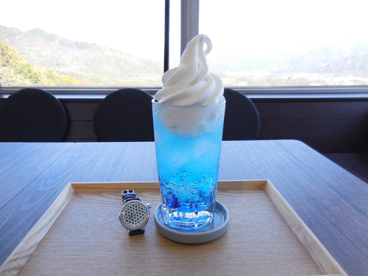 kirinriki44's tweet photo. ラージヒルのスタート地点よりさらに1階高いところにSKY CAFE HAKUBAがあります。景色を見ながら、スカイクリームソーダをいただきました。透き通ったブルーのソーダと雲のようなヨーグルト味のソフトクリーム。焼きたてのピザも頂くことが出来ますよ。 https://t.co/ej14mt731N
