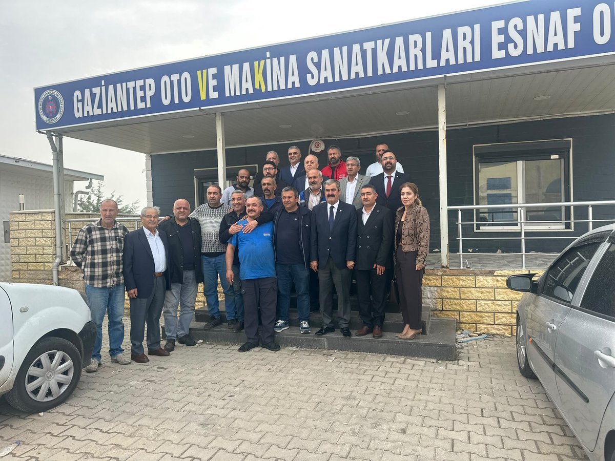 HayriSucuYP's tweet photo. Gaziantep Oto ve Makina Sanatkârları Esnaf Odası’nı ziyaret ederek esnafımızla bir araya geldik.

Şehrimizin ekonomisine emekleriyle değer katan esnafımızın görüş ve önerilerini dinledik, samimi bir sohbet gerçekleştirdik.

Nazik misafirperverlikleri için teşekkür ediyorum. https://t.co/EVC4QIeuCe